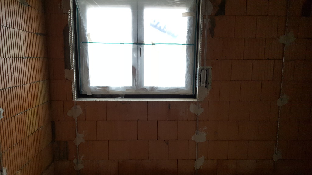 Badezimmerfenster. Sauber abgeklebt, mit Kantenprofilen versehen.
